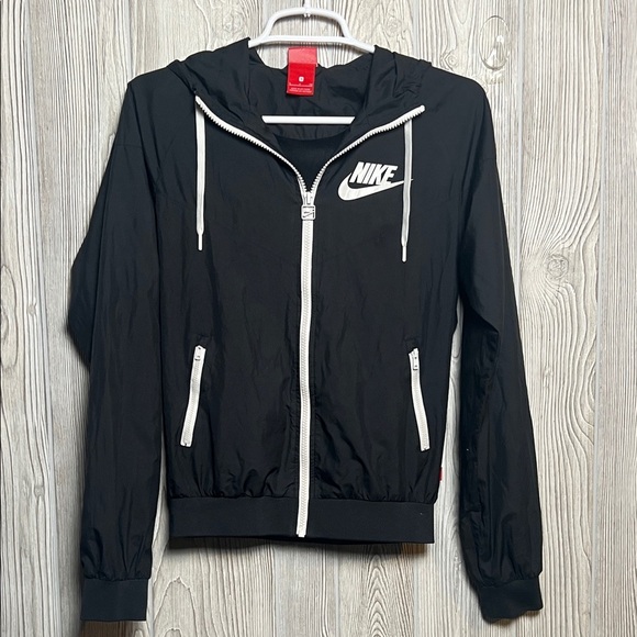 Nike Women’s Sportswear Windrunner jacket size small - Picture 1 of 6